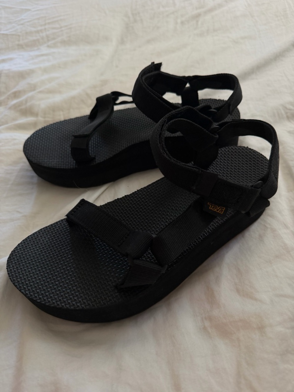 Teva women’s sz 9 strappy universal platform sandal in black EUC